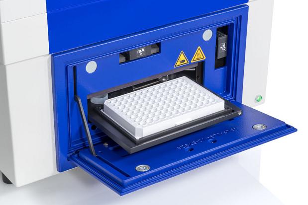 Microplate reader with plate out